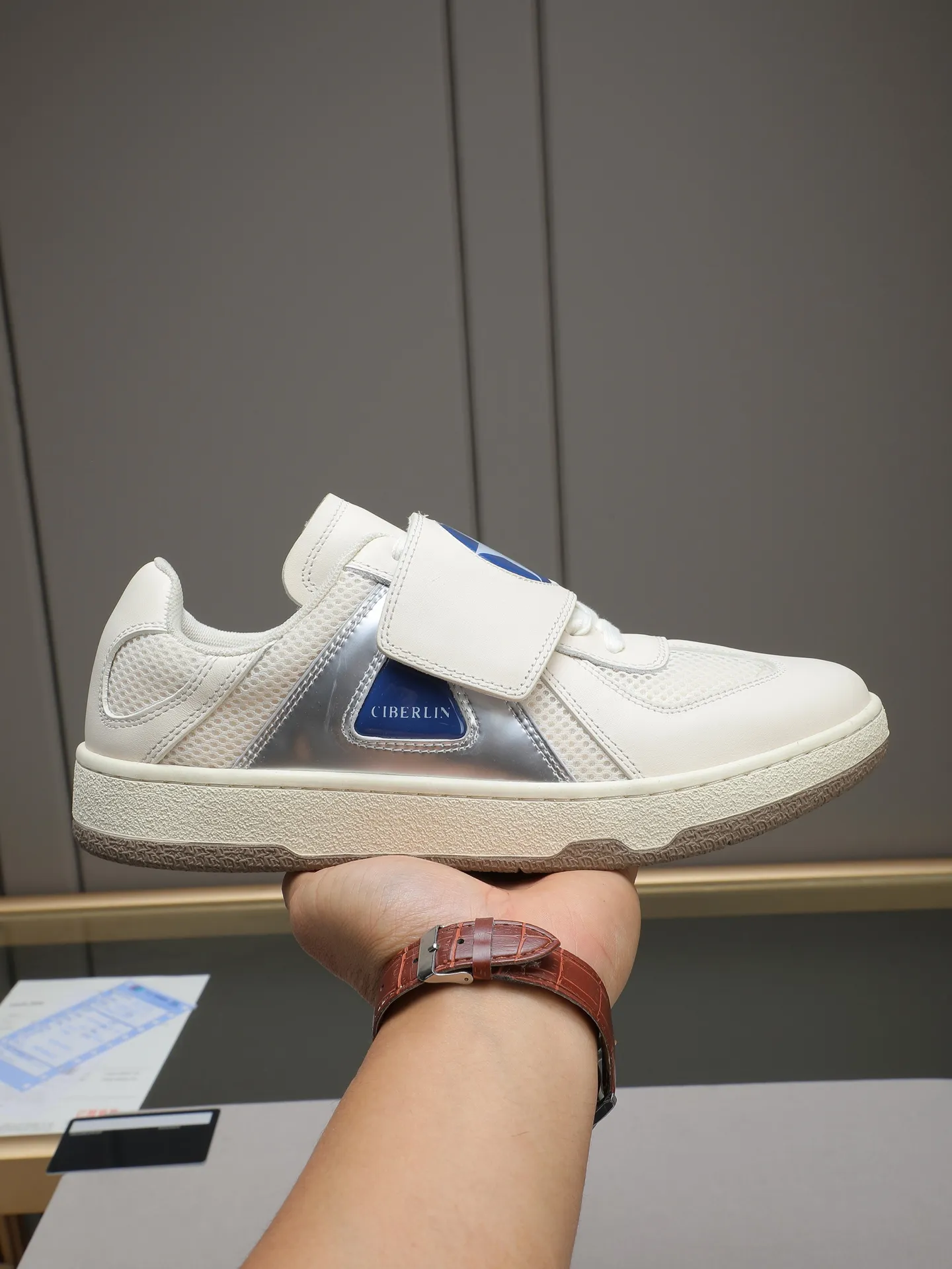 Men's shoes 💰600 [LANVIN] The latest fashionable item! High quality CLAY series‼ ️ The latest trendy products of the season 🌈Many bloggers have planted grass and purchased the original open-mold customization. The upper and outsole are sewn with mark threads without edge sealing. Multiple material splicing combination design. Very versatile for fashionable and casual wear. Comfortable on the feet. Self-recommended. Upper cowhide + cow suede + breathable mesh lining. Foot-padding cowhide. Exclusive original open-mold clear logo rubber outsole ⚠️38-44 (customized for 45)